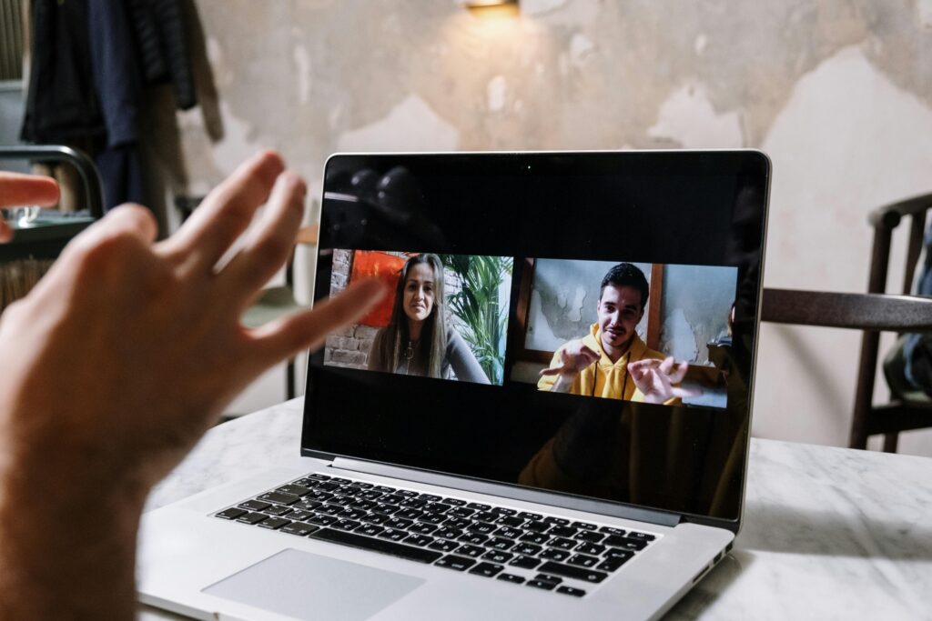 Zoom और Google Meet पर आत्मविश्वास से कैसे बोलें